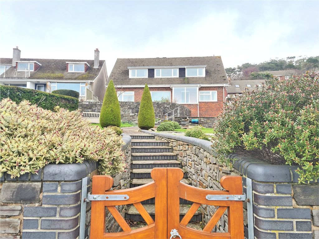 5 bed detached house for sale in Padarn Crescent, Llanbadarn Fawr, Aberystwyth, Sir Ceredigion SY23, £385,000