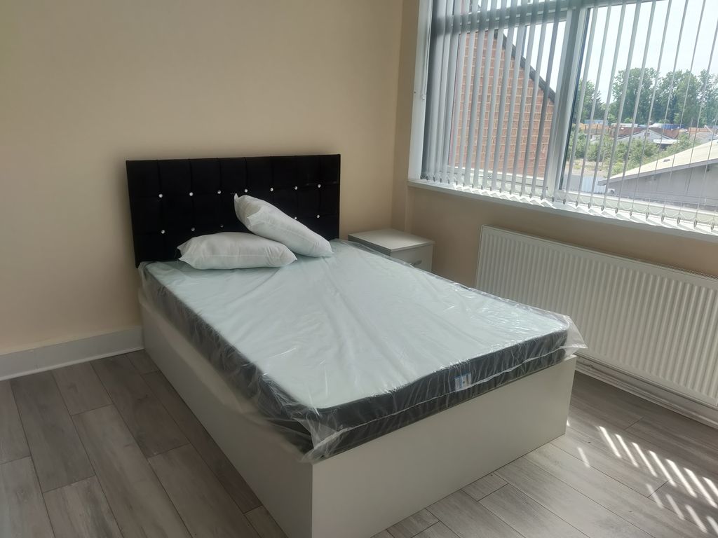 Studio to rent in High Street, West Drayton UB7, £900 pcm