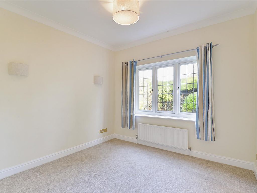 4 bed detached house to rent in Aldersey Road, Guildford GU1, £4,250 pcm