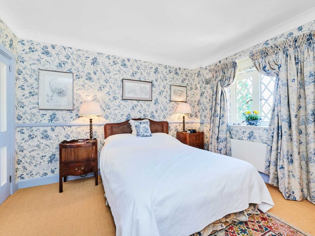 1 bed flat for sale in Stone Hall, Kensington Green, London W8, £1,200,000