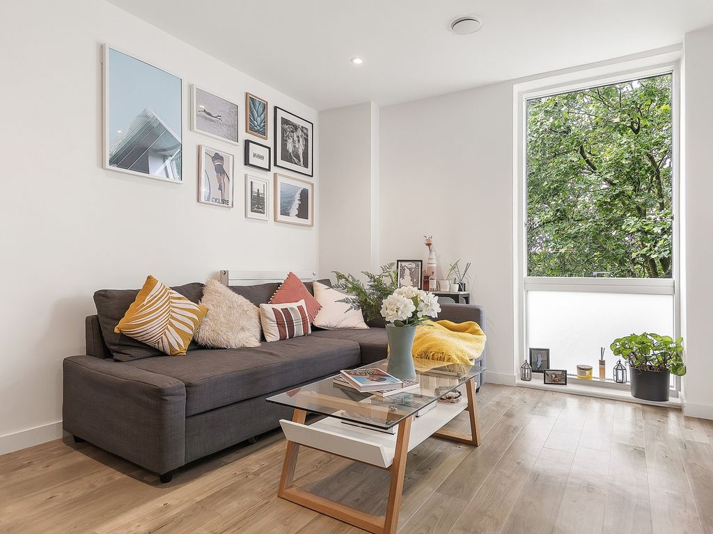 1 bed flat for sale in Woods Road, Peckham, London SE15, £410,000