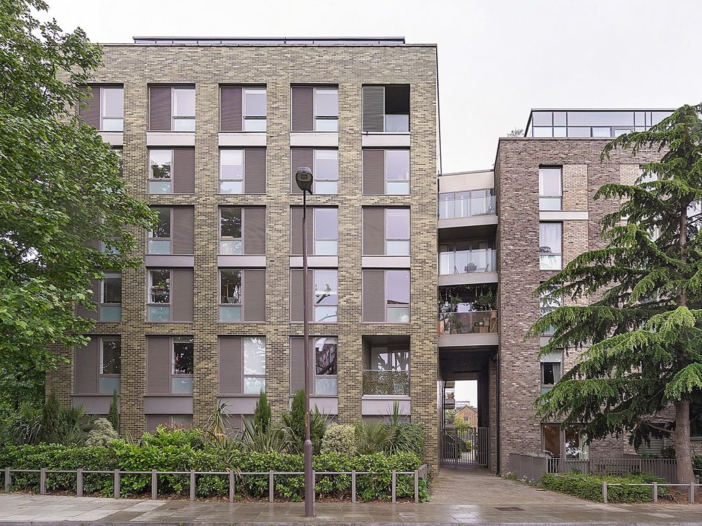 1 bed flat for sale in Woods Road, Peckham, London SE15, £410,000