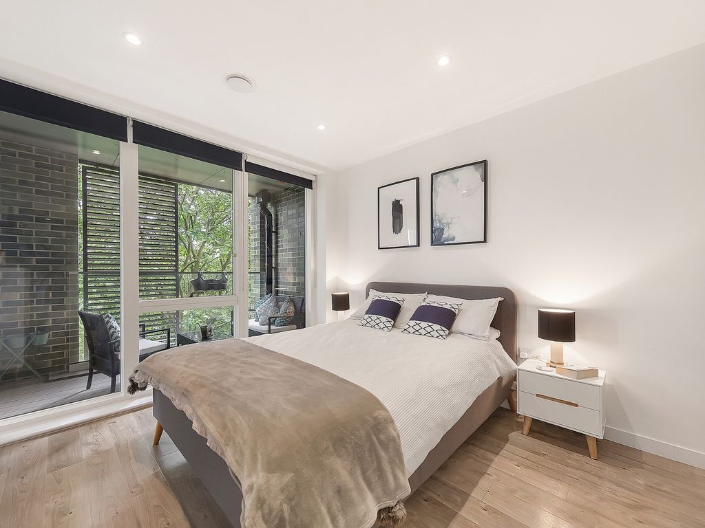 1 bed flat for sale in Woods Road, Peckham, London SE15, £410,000