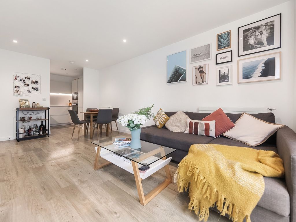 1 bed flat for sale in Woods Road, Peckham, London SE15, £410,000