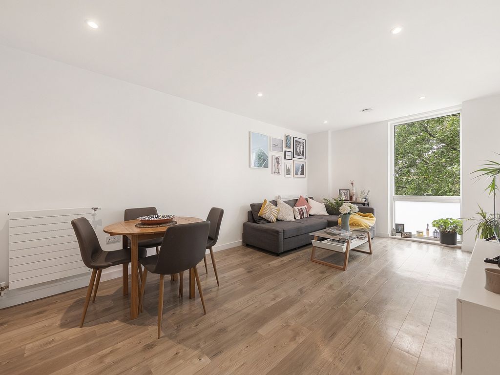 1 bed flat for sale in Woods Road, Peckham, London SE15, £410,000