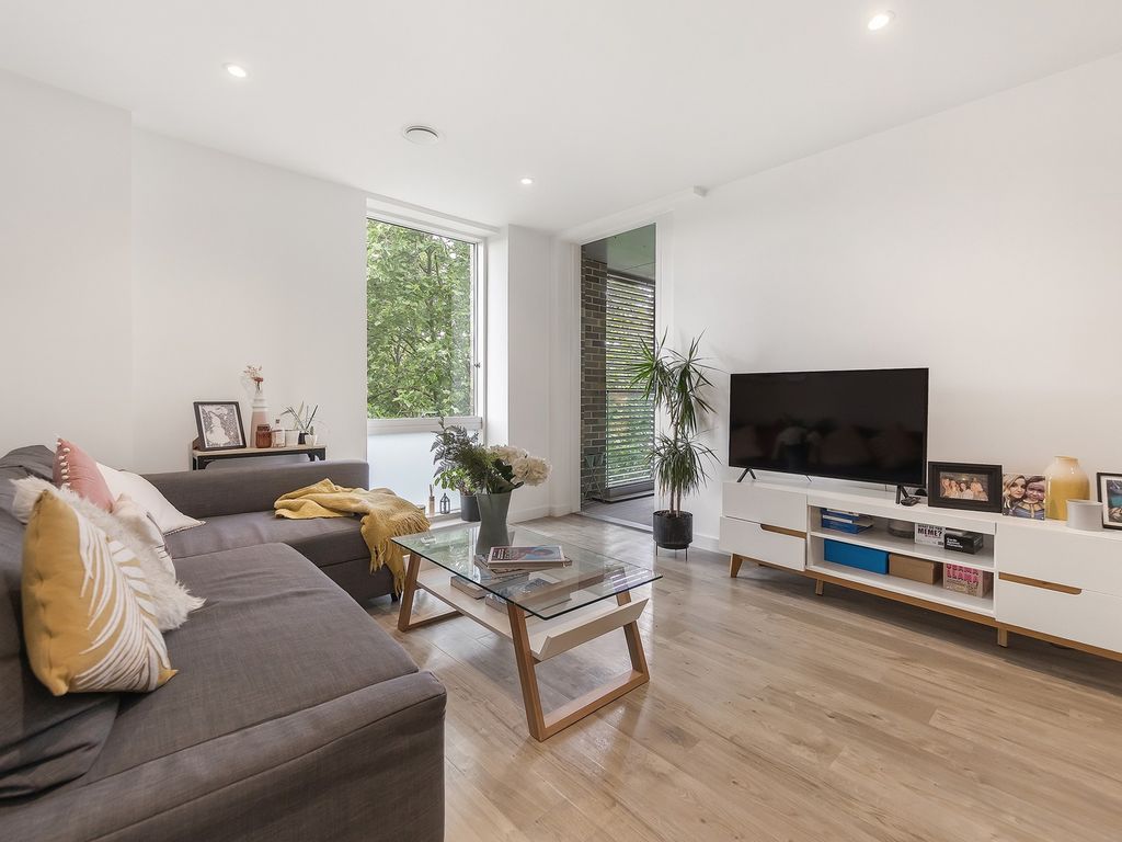 1 bed flat for sale in Woods Road, Peckham, London SE15, £410,000