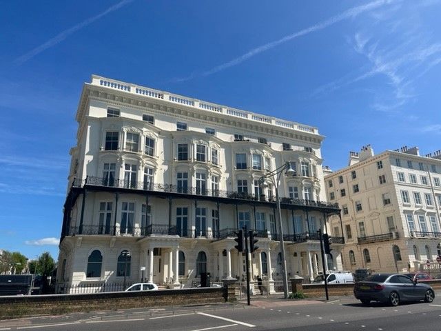 1 bed flat to rent in Adelaide Mansions, Hove, East Sussex BN3, £1,950 pcm