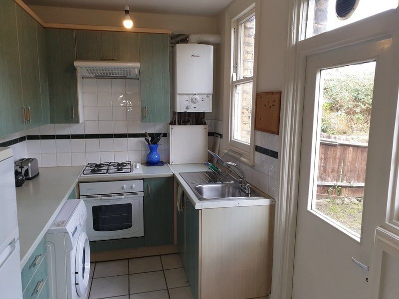 2 bed flat to rent in Larden Road, East Acton W3, £2,167 pcm