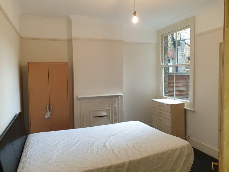 2 bed flat to rent in Larden Road, East Acton W3, £2,167 pcm