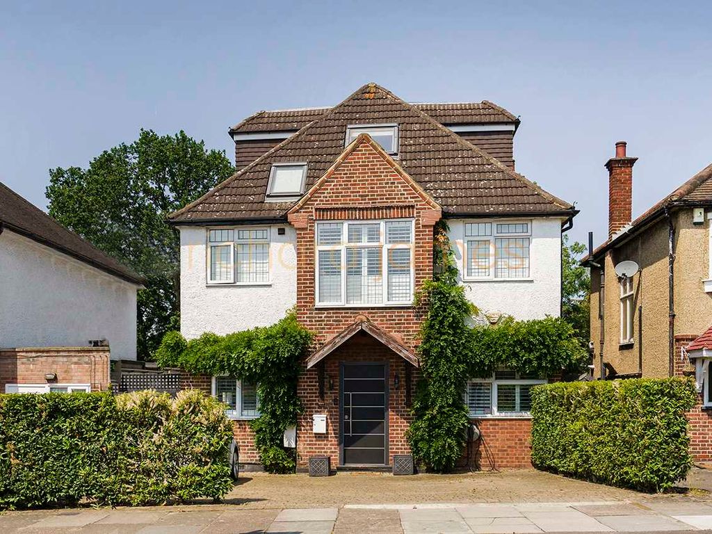 4 bed detached house for sale in Maxwelton Avenue, London NW7, £1,450,000