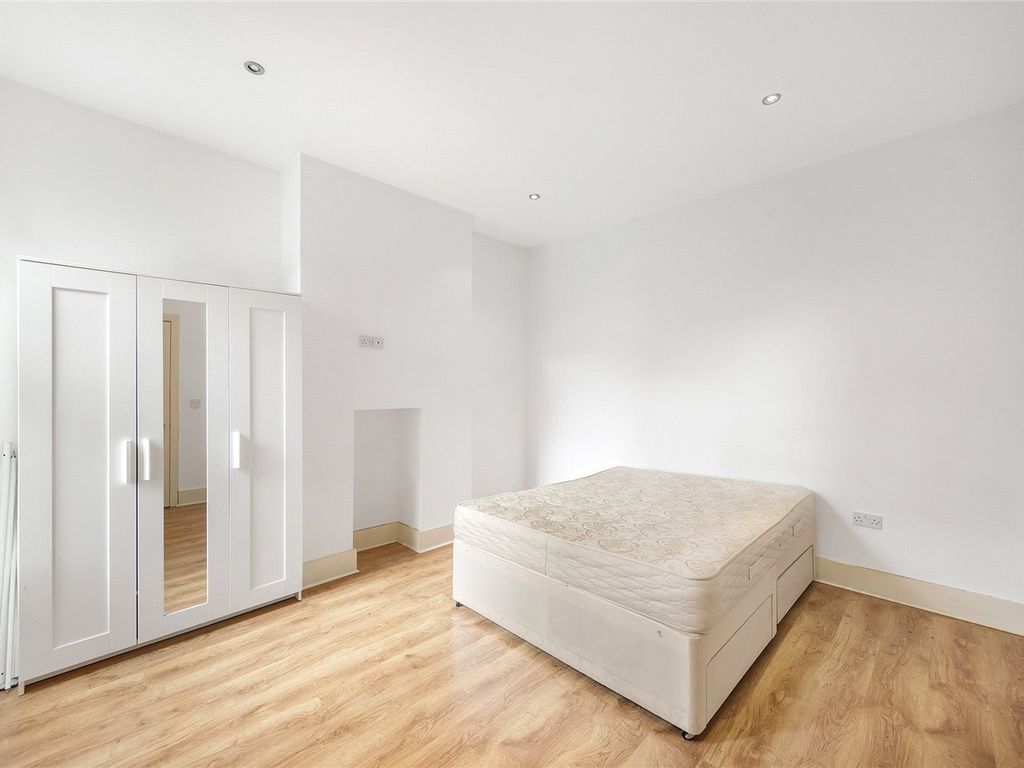 2 bed flat to rent in North End Road, London SW6, £1,900 pcm