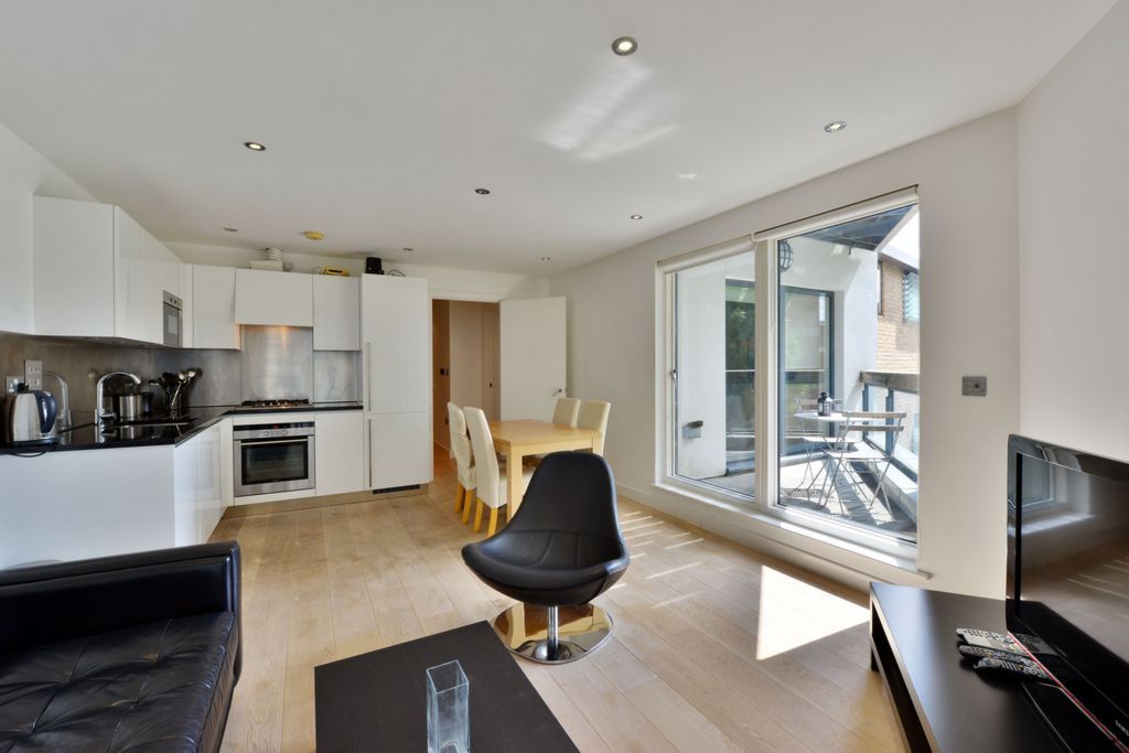 2 bed flat for sale in Abbey Road, St Johns Wood NW8, £695,000