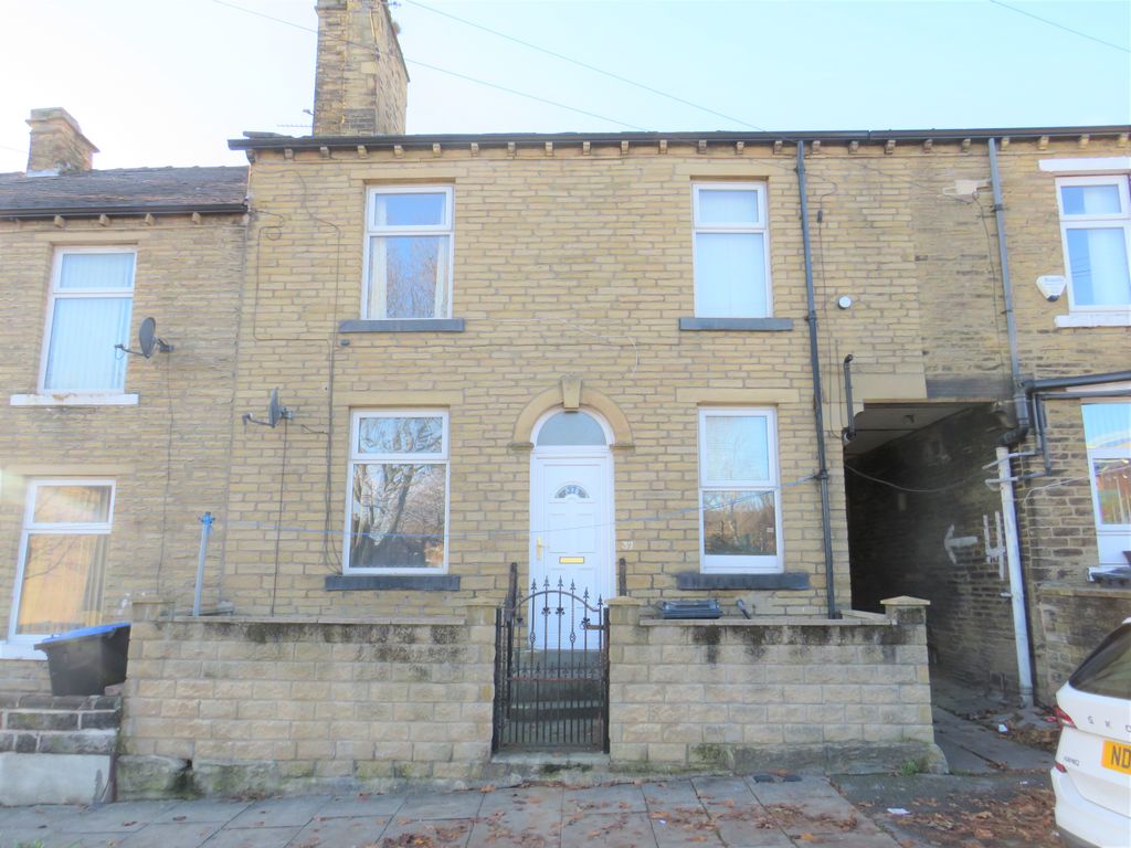 2 bed terraced house to rent in Washington Street, Bradford BD8, £675 pcm