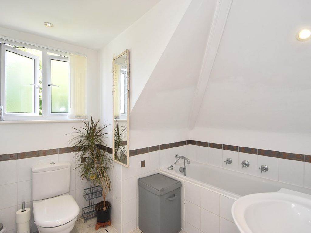 2 bed flat for sale in Round Oak Road, Weybridge KT13, £449,950