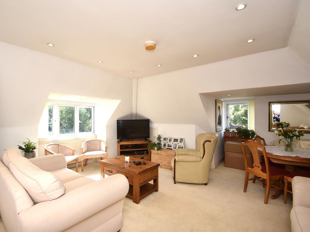 2 bed flat for sale in Round Oak Road, Weybridge KT13, £449,950