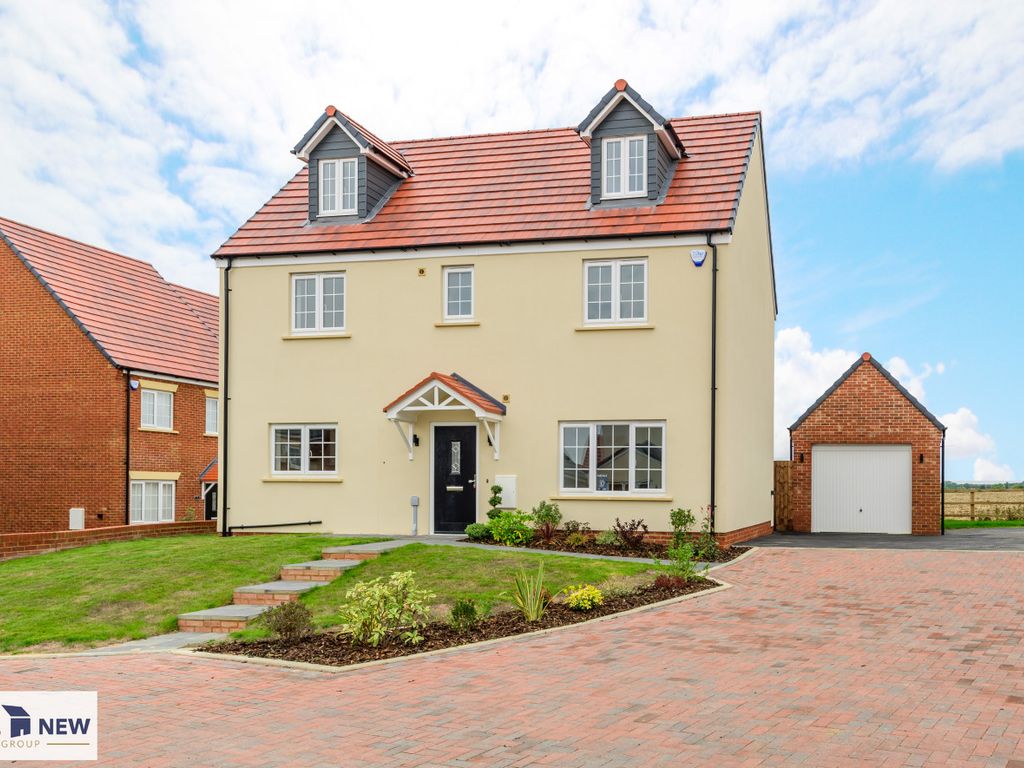 5 bed detached house for sale in Nightingale Road, Great Barford MK44, £569,995