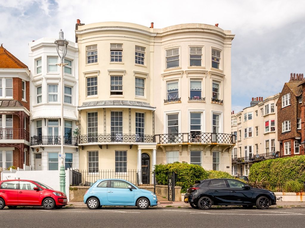 2 bed flat for sale in Marine Parade, Brighton BN2, £450,000