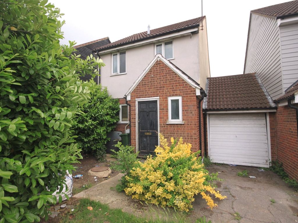 3 bed link-detached house for sale in Heybridge Drive, Wickford SS12, £275,000