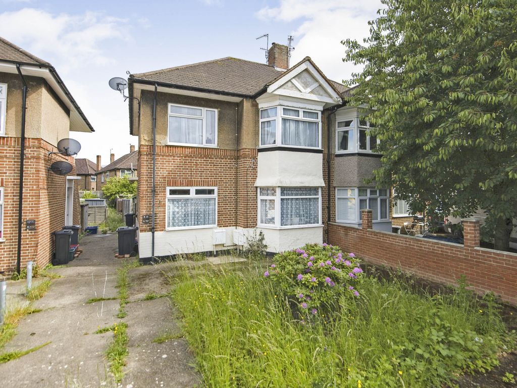 2 bed maisonette for sale in Amesbury Road, Feltham TW13, £299,950