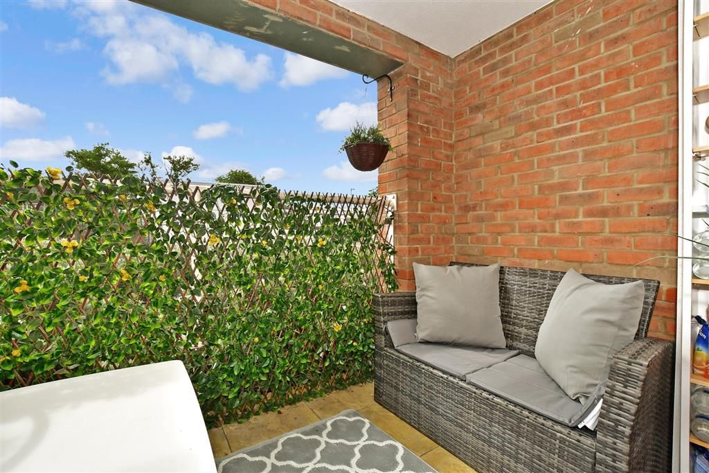 2 bed flat for sale in Bow Arrow Lane, Dartford, Kent DA2, £260,000