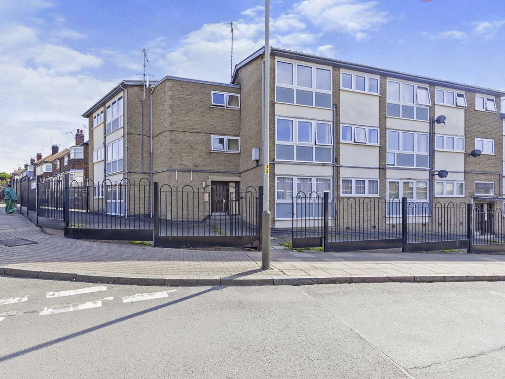 2 bed flat for sale in Somerset Avenue, Leicester LE4, £129,995