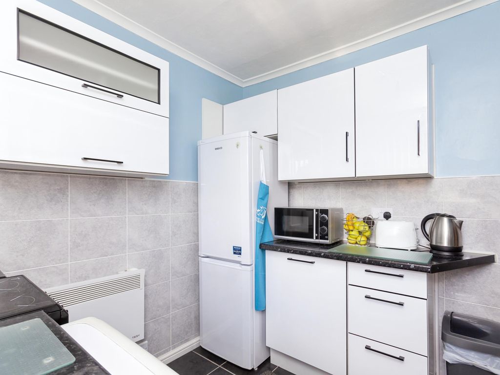 2 bed flat for sale in Somerset Avenue, Leicester LE4, £129,995