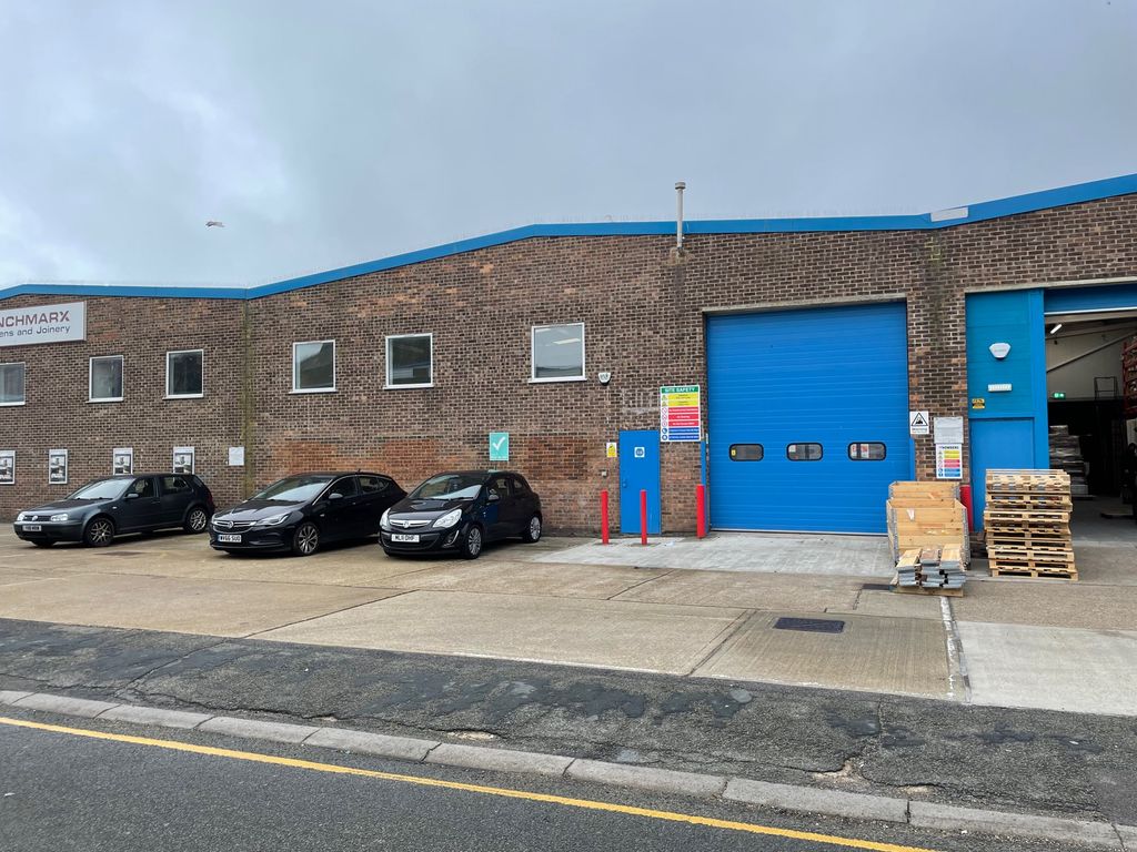 Warehouse to let in Stevenson Road, Brighton BN2, £105,000 pa