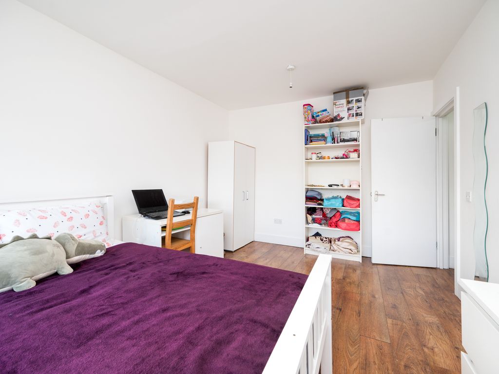 2 bed flat for sale in Great North Way, London EN5, £350,000