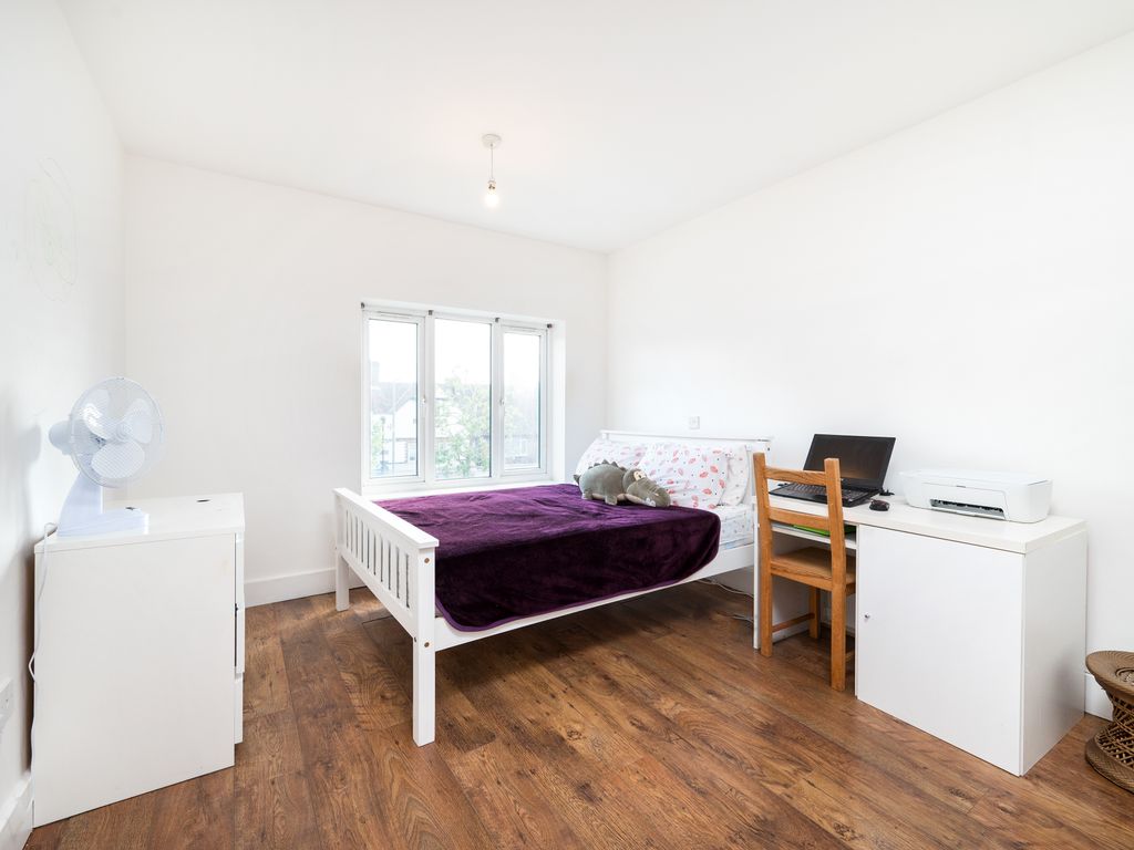 2 bed flat for sale in Great North Way, London EN5, £350,000