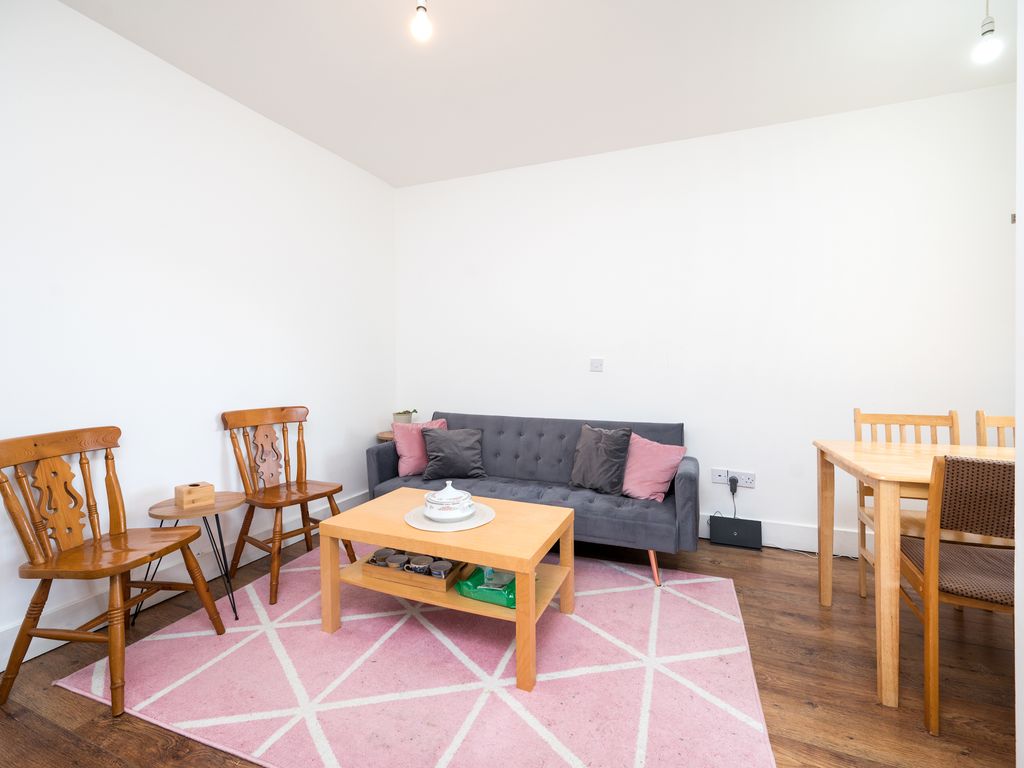 2 bed flat for sale in Great North Way, London EN5, £350,000