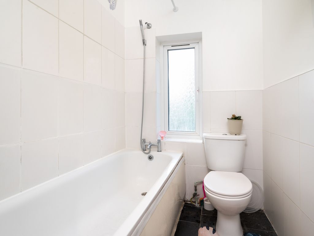 2 bed flat for sale in Great North Way, London EN5, £350,000