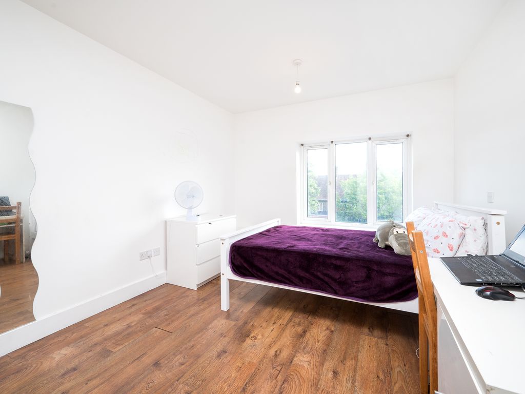 2 bed flat for sale in Great North Way, London EN5, £350,000