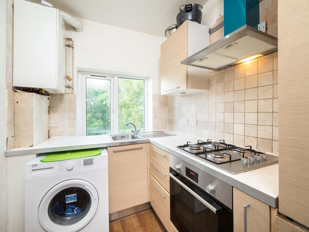 2 bed flat for sale in Great North Way, London EN5, £350,000