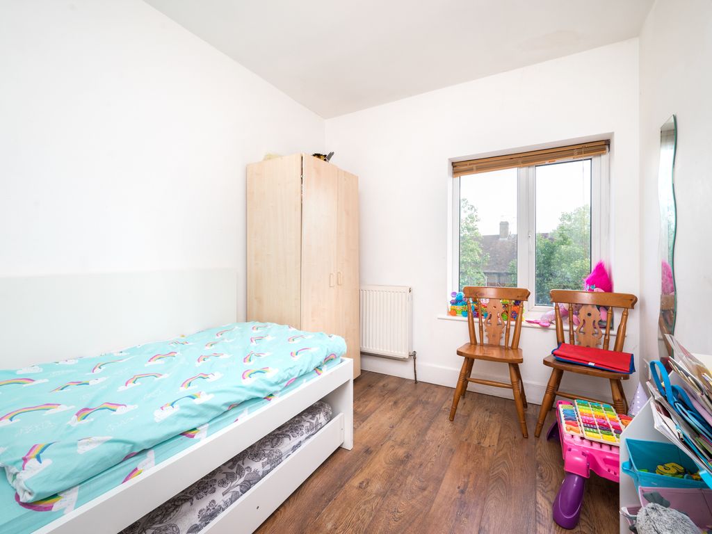 2 bed flat for sale in Great North Way, London EN5, £350,000