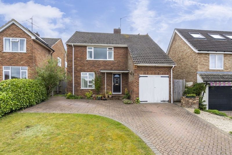 3 bed detached house for sale in Telston Close, Bourne End SL8, £725,000