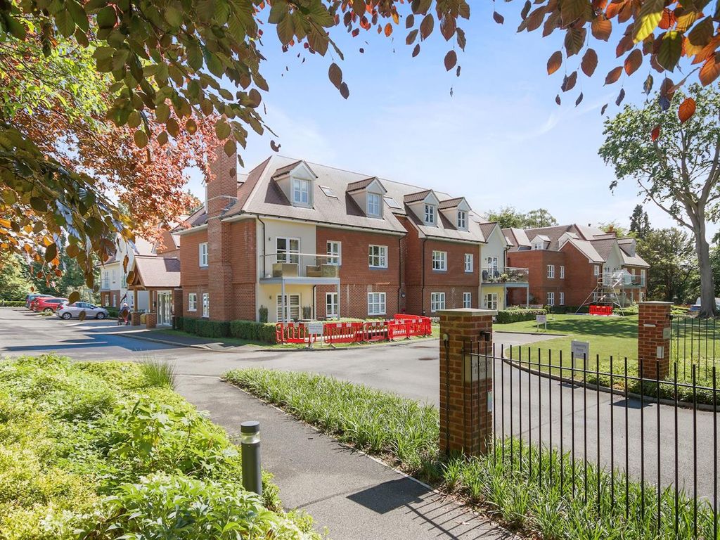 2 bed flat for sale in Westhall Road, Warlingham CR6, £430,000