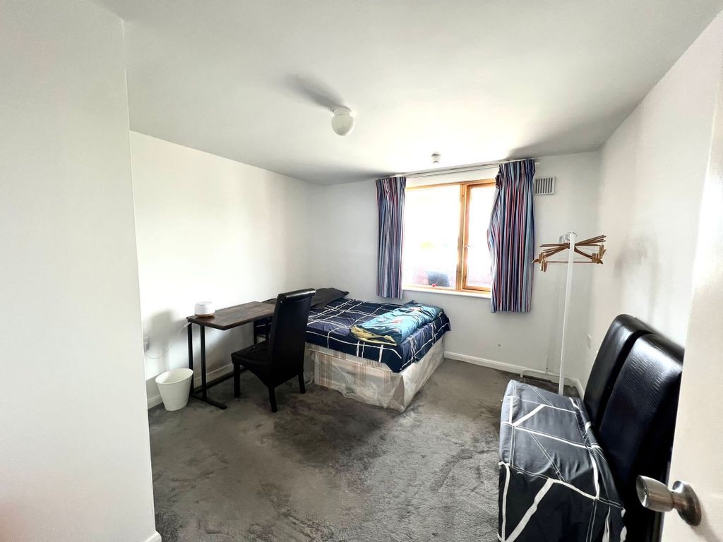 Room to rent in St. Pancras Way, London NW1, £995 pcm