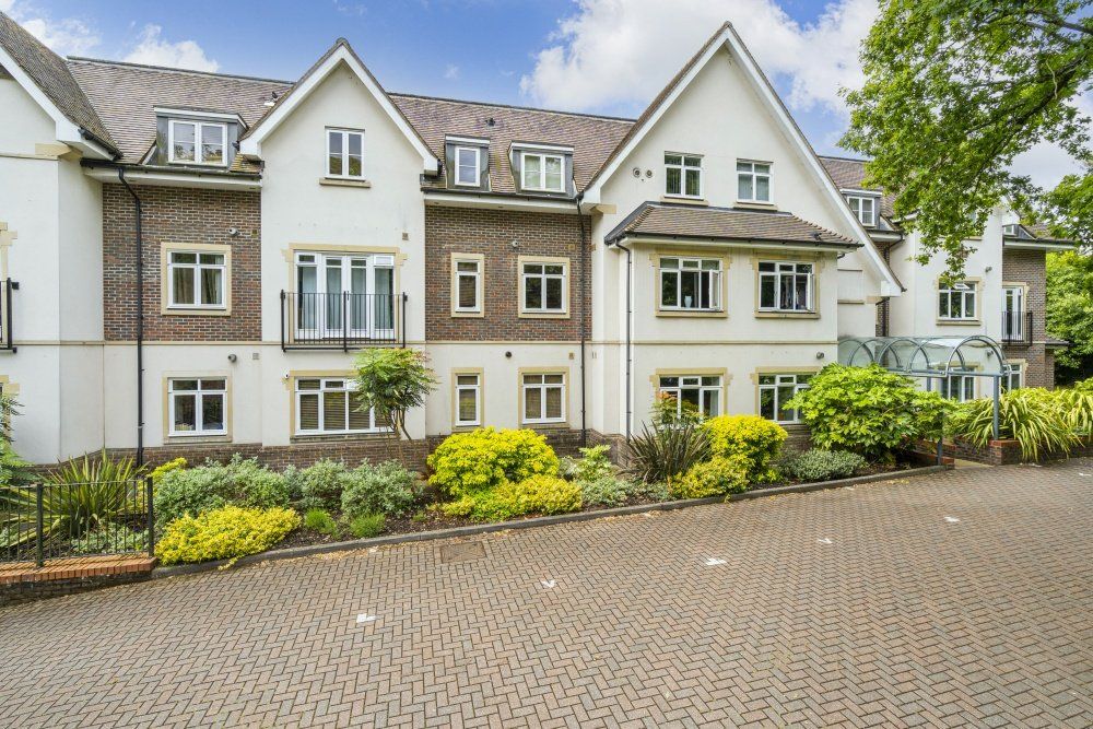2 bed flat for sale in Station Road, Beaconsfield HP9, £475,000