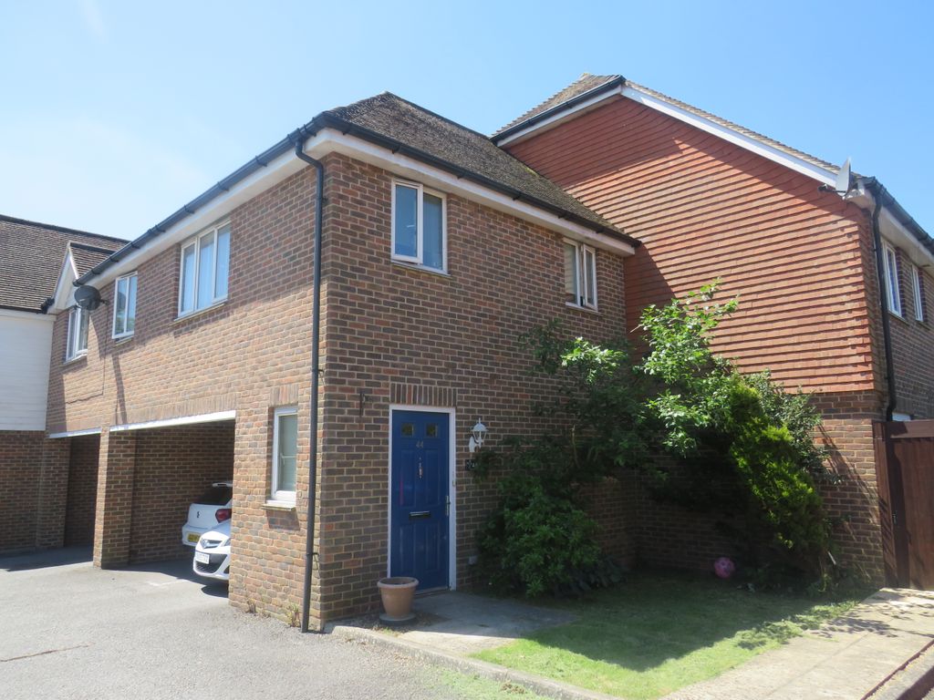 2 bed flat to rent in The Hemsleys, Pease Pottage, Crawley RH11, £1,250 pcm