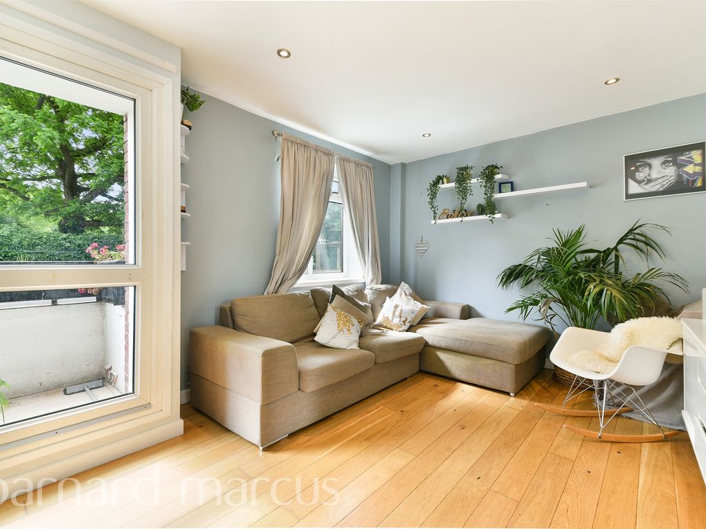 2 bed flat for sale in Sutton Court, Fauconberg Road, London W4, £425,000