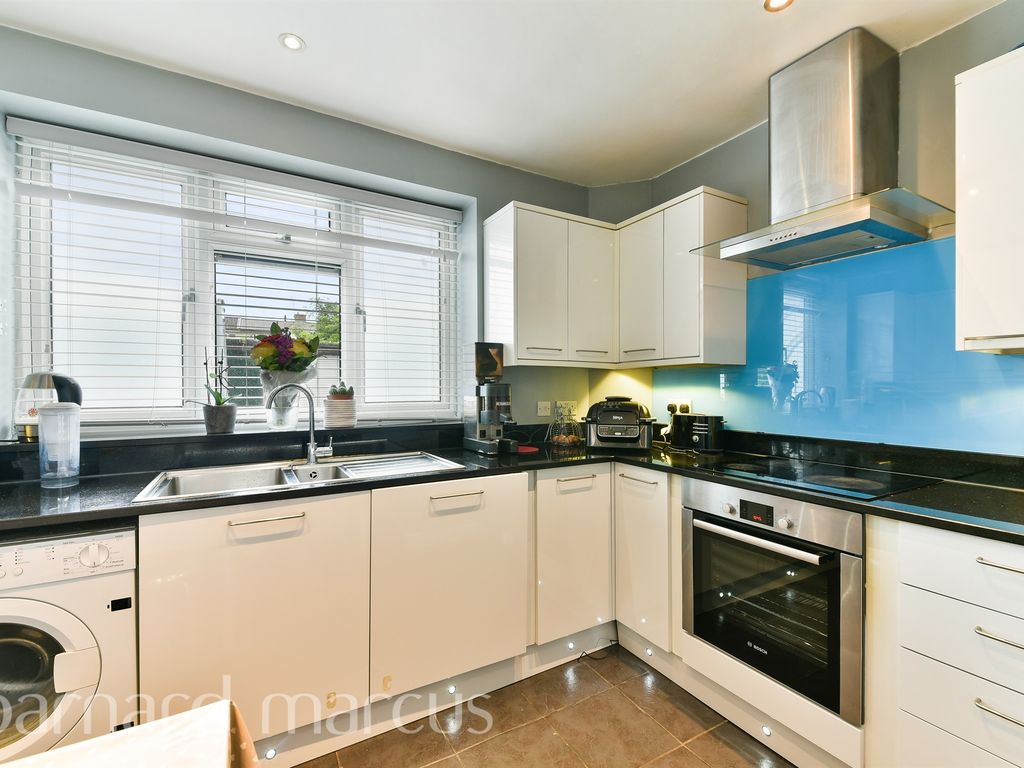 2 bed flat for sale in Sutton Court, Fauconberg Road, London W4, £425,000