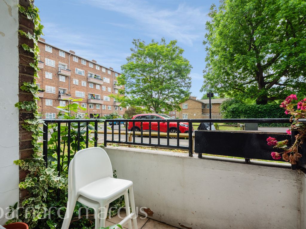 2 bed flat for sale in Sutton Court, Fauconberg Road, London W4, £425,000