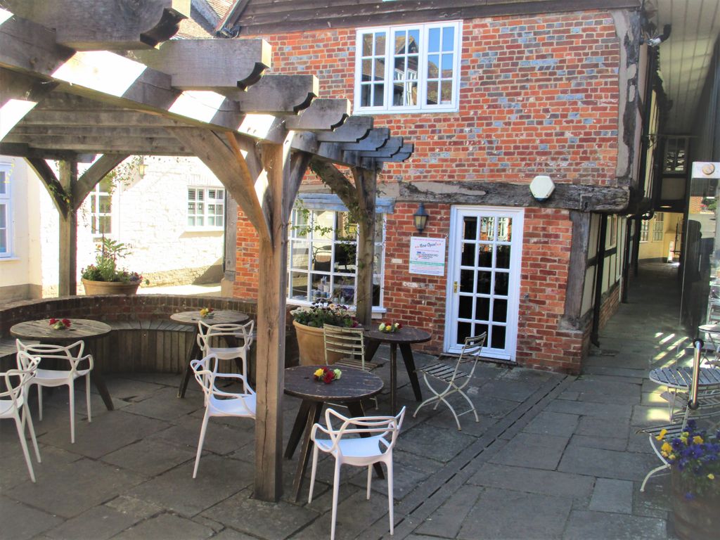 Retail premises to let in Unit 6, The Courtyard, Hungerford RG17, £11,500 pa