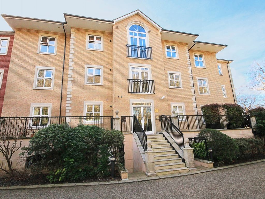 2 bed flat for sale in Flat 21 The Manor Regents Drive, Woodford Green, Essex IG8, £600,000