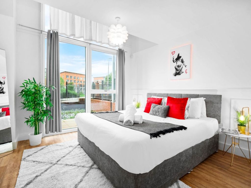 1 bed flat to rent in Mason Way, Birmingham B15, £2,883 pcm