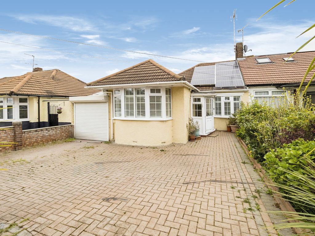 2 bed bungalow for sale in Basildon Avenue, Ilford IG5, £495,000