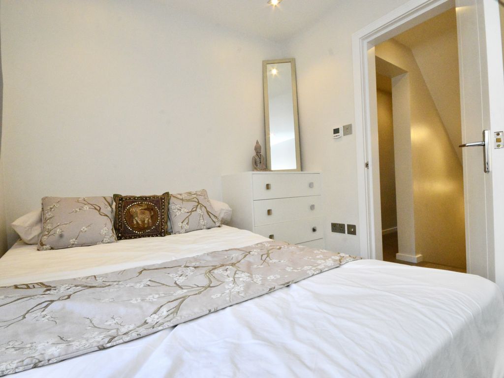 3 bed maisonette for sale in Englewood Road, London SW12, £600,000