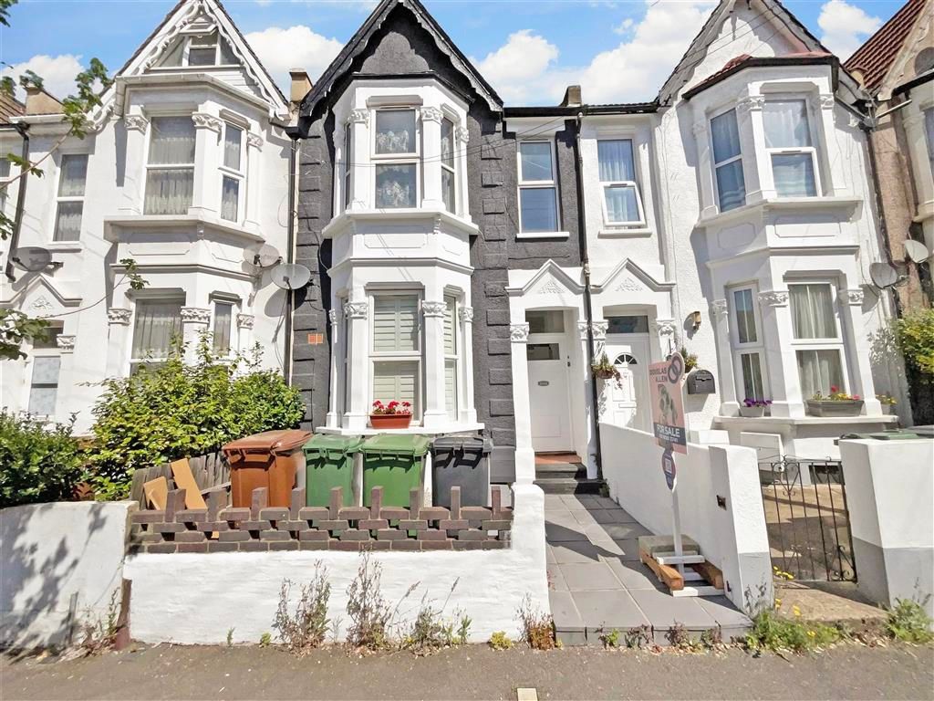 1 bed maisonette for sale in Frith Road, London E11, £310,000