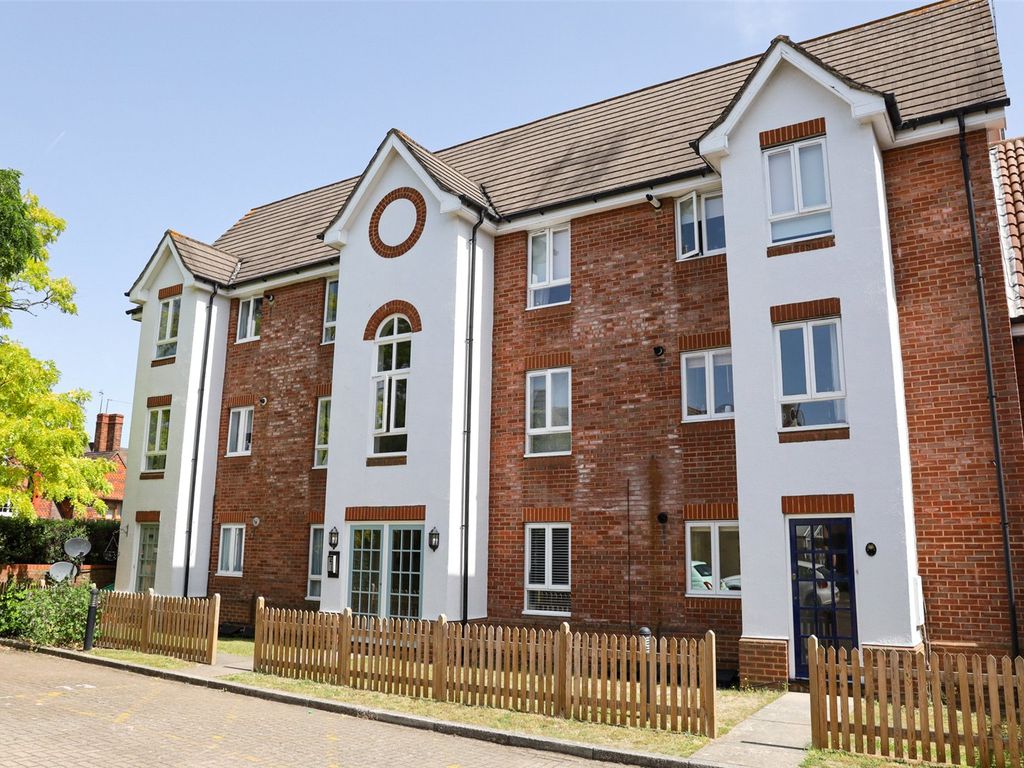 2 bed flat to rent in Hartigan Place, Woodley, Reading, Berkshire RG5, £1,250 pcm