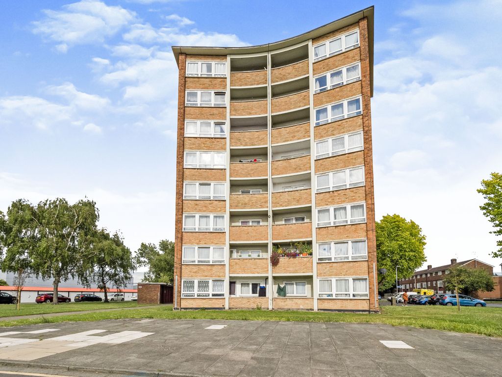 1 bed flat for sale in Maybury Road, Barking IG11, £170,000